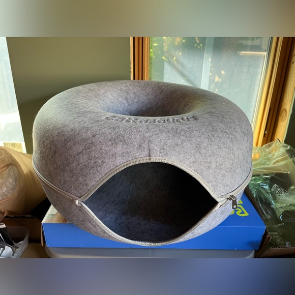Cattasaurus peekaboo cat cave - Picture 1 of 13
